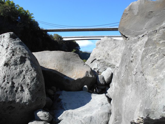 Quelques énormes blocs ont été transportés par la crue