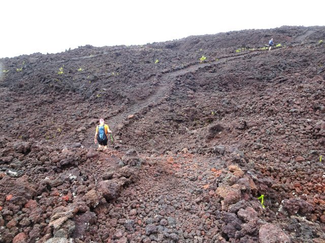 Le sentier de lave tassée serpente entre les accidents de terrain