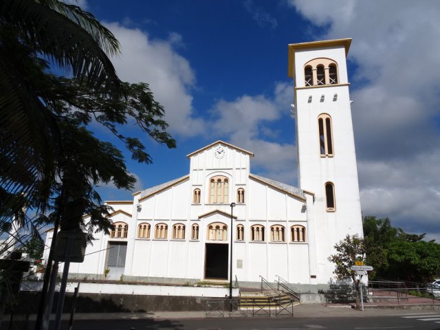 Retour au point de départ en passant près de l'église du village