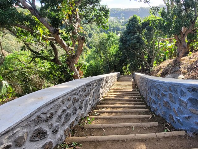 Le nouvel escalier rejoignant la route du cimetière