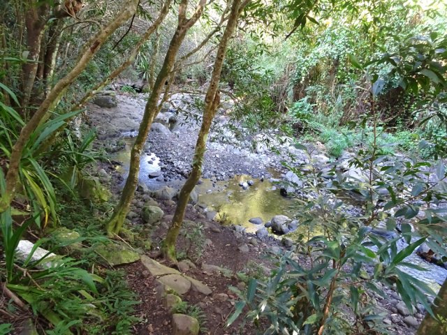 Nouvelle courte descente technique pour visiter le bassin Sassa et sa petite cascade