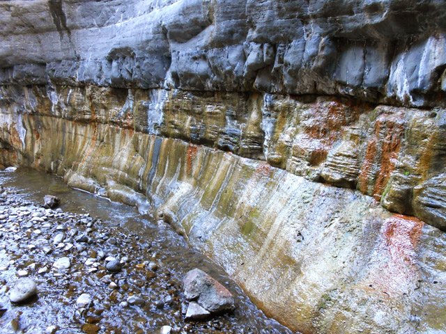 Concrétions colorées sortant de la falaise