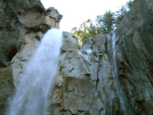 La Cascade du Bras Rouge vue de son pied près du bassin