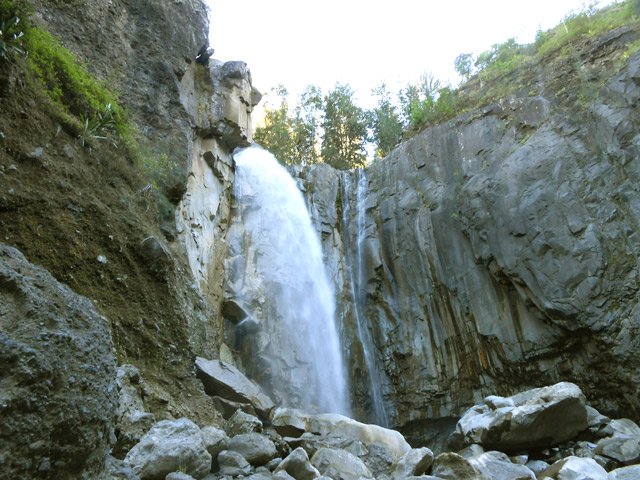 On s'éloigne de la cascade pour descendre le Bras Rouge