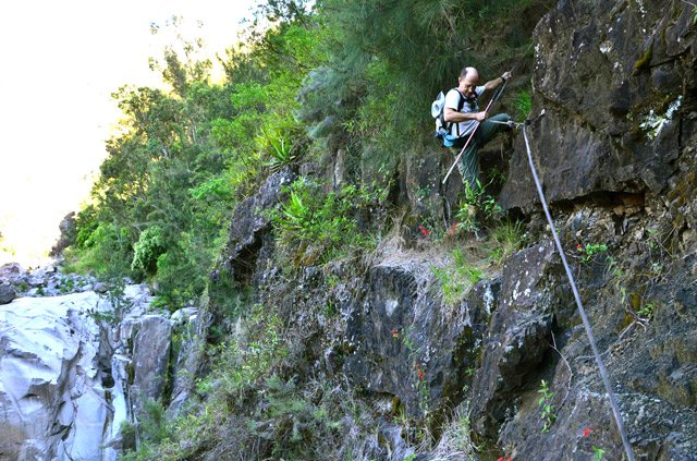 Passage étroit mais sans danger avec la main courante