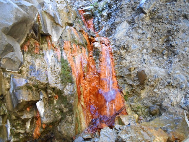 Un superbe source d'eau chaude à une quarantaine de degrés