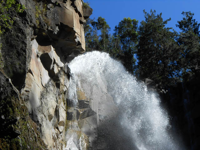 La plus belle manière de voir la Cascade du Bras Rouge : depuis son pied