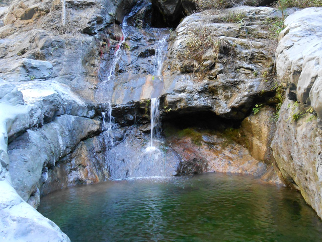 Un agréable bassin latéral aux eaux très claires