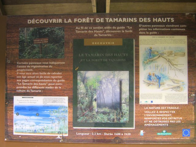 Le panneau pédagogique en début de boucle sert de repère pour le stationnement