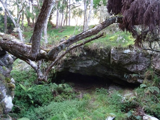 Une grotte près du sentier. Une autre est à 10 m en aval dans le lit de la ravine