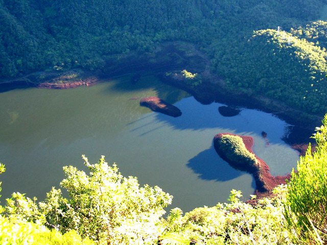 Un court sentier mène sur le petit îlot à l'est de l'étang