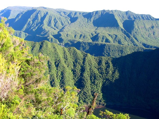 L'étang et la Fenêtre pour un point de vue sur la vallée de la Rivière des Marsouins