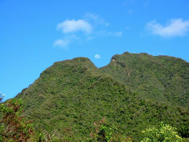 La lune se cachera bientôt derrière le Piton Camp de Tête