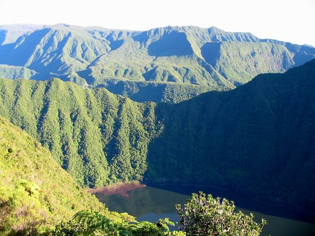 Grand Etang et Takamaka depuis le belvédère aménagé au point de vue