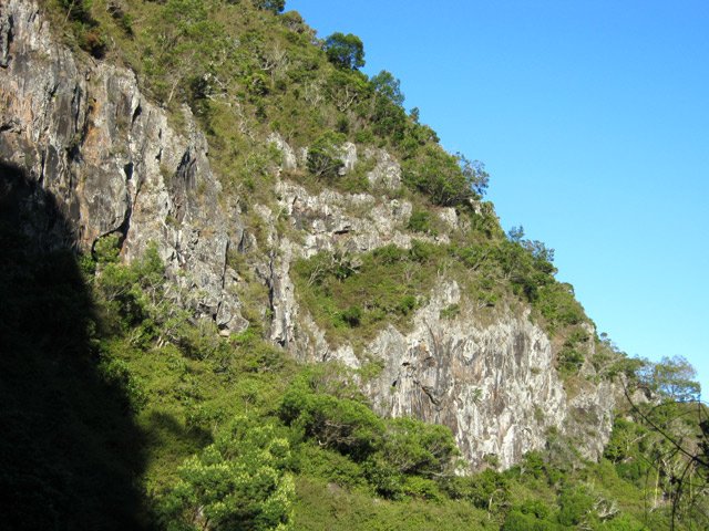Des falaises basaltiques durant la descente de Grand Bassin