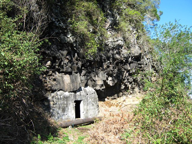 Des ouvrages bétonnée dans des grottes ou en bordure de sentier
