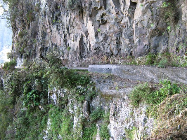 Là, la canalisation a été fixée par des ouvrages bétonnés