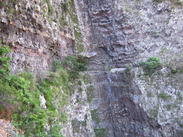 On approche de la haute cascade, passage délicat et vertigineux