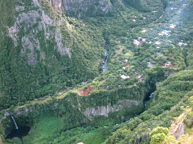 Vue originale du Bras de Sainte Suzanne, des cascades du Bras Sec et du Voile de la Mariée