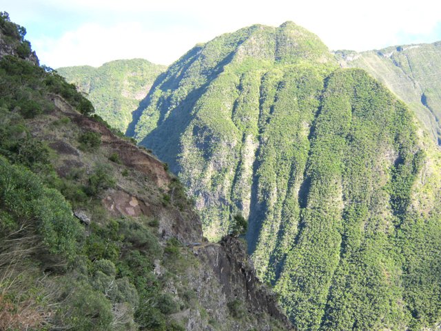 Le sentier a été ici creusé dans le roc