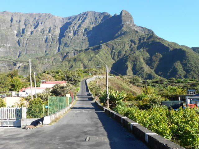 Le chemin Figaro au début du Chemin du Bras de Saint-Paul