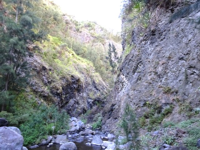 La vallée se rétrécit par endroits mais on passe toujours