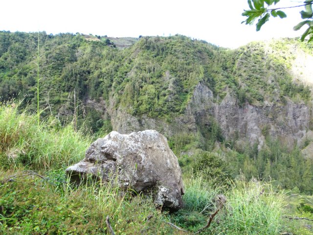 L'impressionnante roche qui s'est immobilisée en bordure de rempart