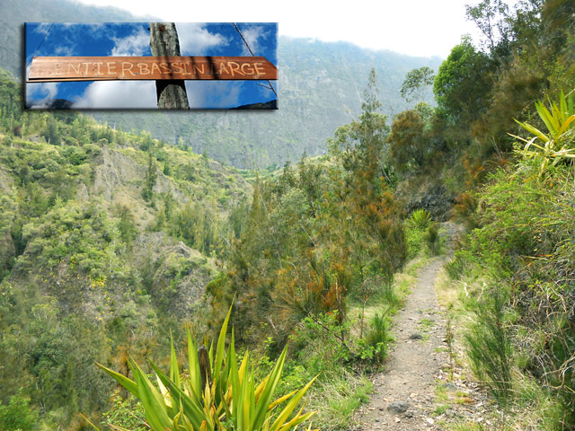 Le sentier en corniche en début de parcours