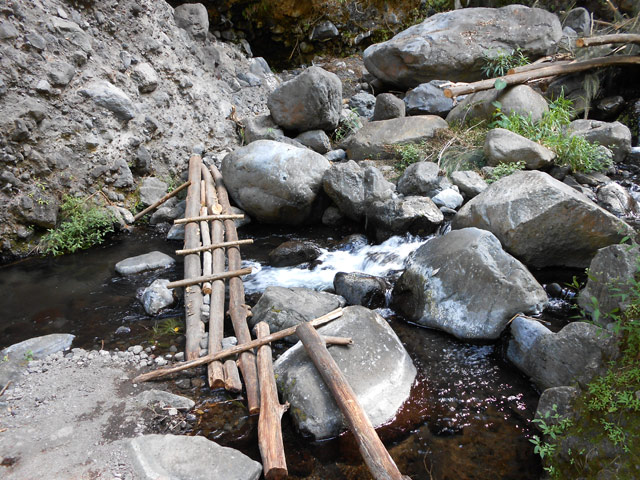Passerelle sommaire mais stable et très solide