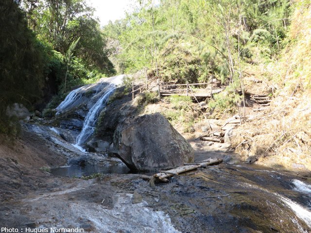 Passerelles et escaliers permettent de descendre la grande cascade