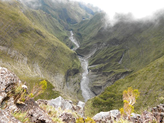 Un sentier descend â la droite mais est depuis longtemps oublié
