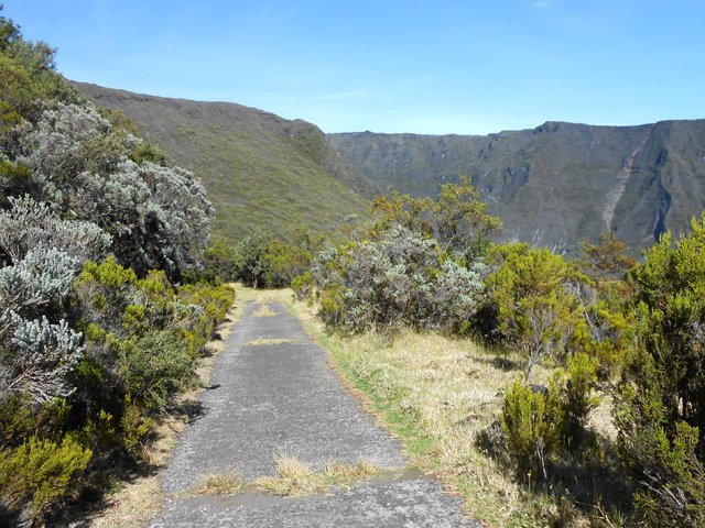 La fin de la petite route est goudronnée