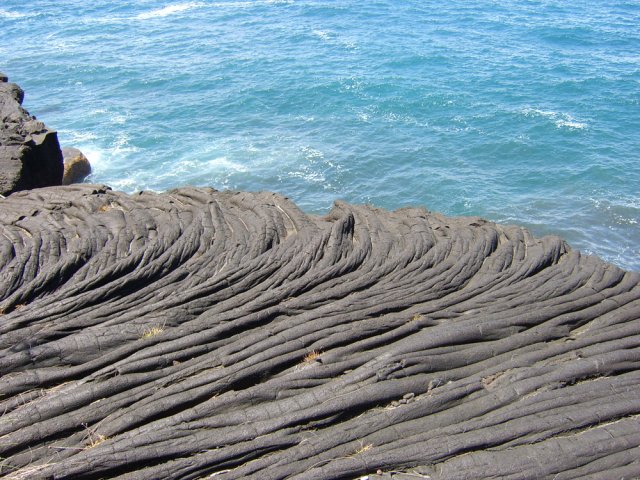 Il reste quelques belles coulées de lave cordée tombant dans la mer