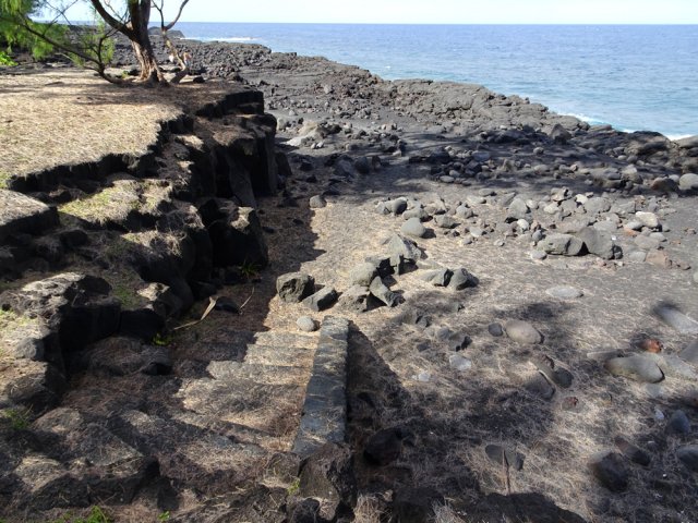 Quitter le sentier et emprunter l'escalier vers la falaise
