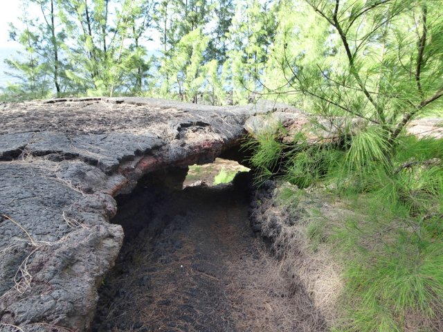Petite halte à la cascade de lave et son arche minérale