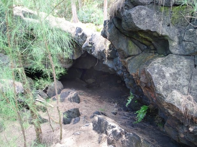 On frôle une des multiples grottes de la sortie