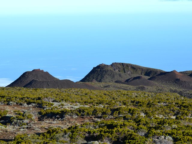 On passe au plus près des Puys Ramond, vers le sud