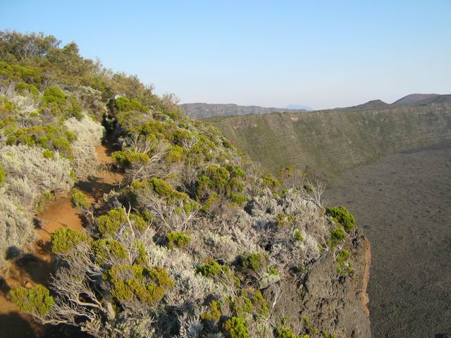 Le sentier passe souvent très près du Rempart du Tremblet