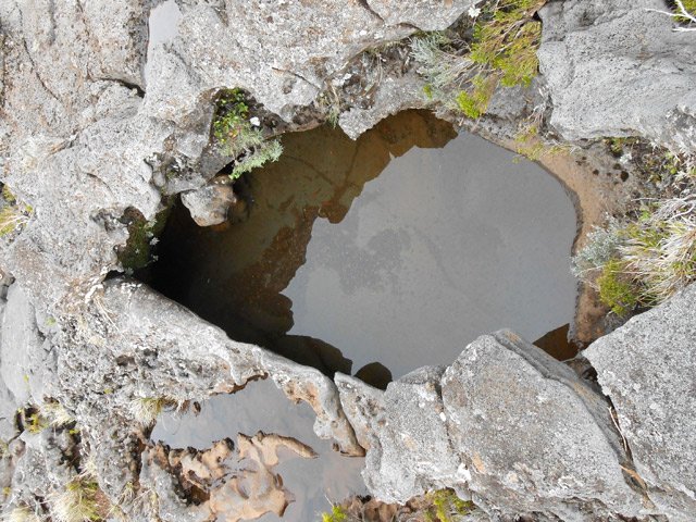 Quelques marmites anciennes retiennent un peu d'eau