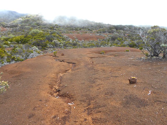 Larges zones de lapillis où les balises sont peintes sur des roches voisines