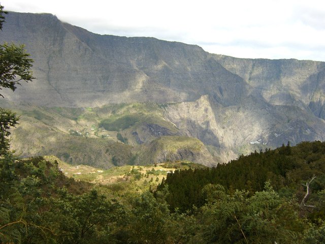 Le Plateau de la Nouvelle et au loin, Roche Plate et le Maïdo