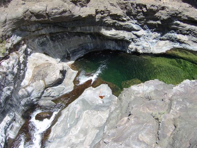 La Rivière des Galets, encore en torrent, sous la passerelle