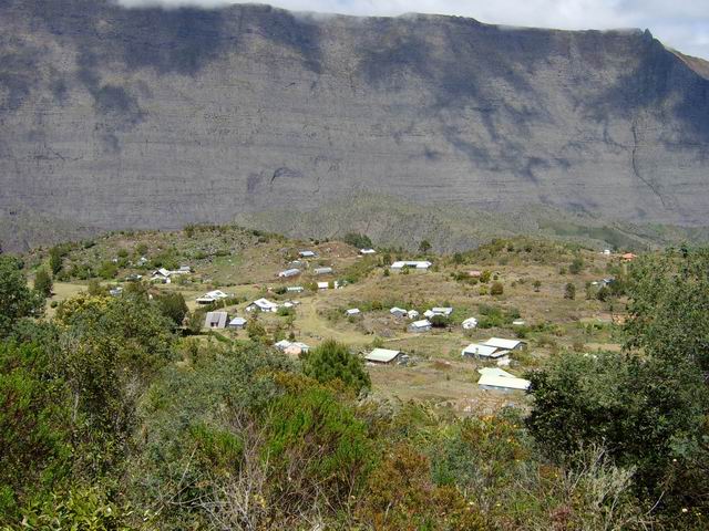 L'arrivée à la Nouvelle. Au loin, à droite, le Maïdo
