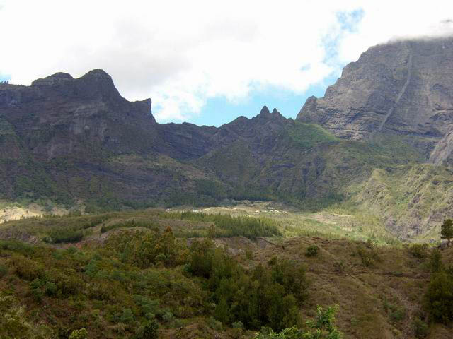 Vue sur les Salazes et le Col du Taïbit depuis le sentier de la Nouvelle