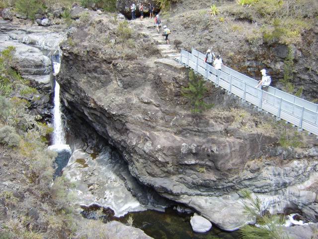 La passerelle qui enjambe la Rivière des Galets avant d'arriver à la Maison Laclos