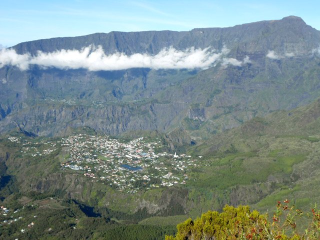 Profiter du panorama sur Cilaos qu'on verra de moins en moins en descente