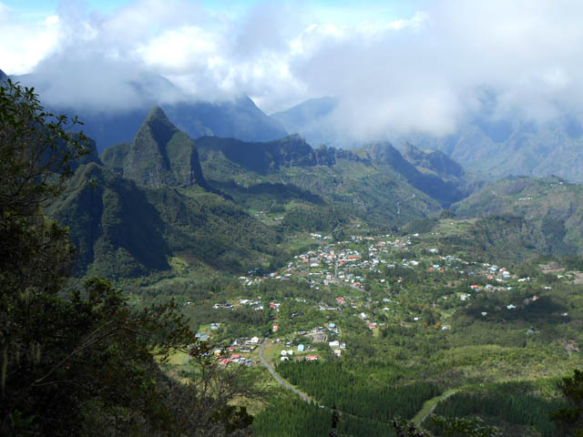 Une trouée permet de beaux points de vue sur le Bonnet de Prêtre et Bras Sec