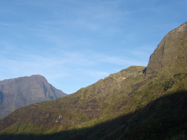 Les flancs du Gros Morne et le Grand Bénare depuis une rare trouée dans la végétation