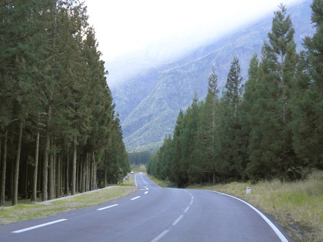 On peut rentrer par la route mais il vaut mieux emprunter le sentier