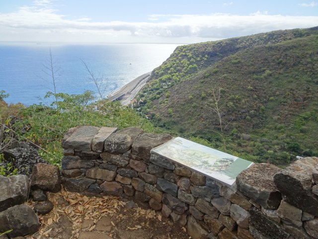 Courte halte au belvédère situé en fin de sentier